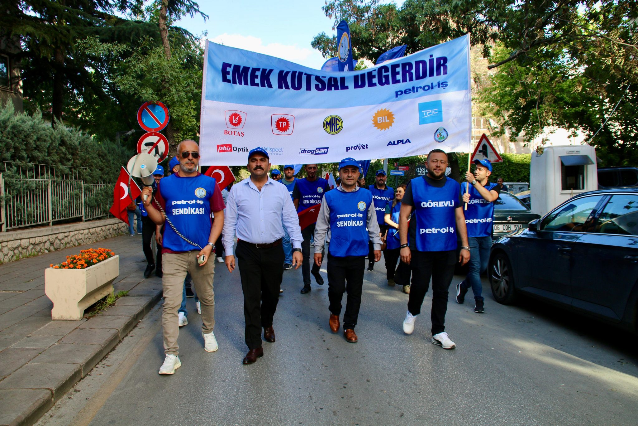 Ankara Şubemizden AK Parti İl Başkanlığı Önünde Basın Açıklaması; "Vergide Adalet, Geçim Sıkıntısına Acil Çözüm" İstiyoruz!